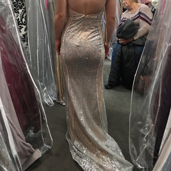 Prom dress. Never worn, size 2. - Picture 4 of 4